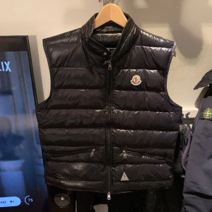 Moncler gui väst - Det är en sparsamt använd väst som jag nu haft under 2 års tid. Storlek 2 alltså typ M