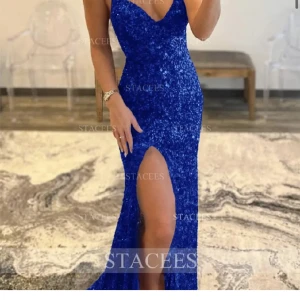 Balklänning  - Säljer min nya balklänning då den inte passar mig, den är från jj’s house och har prislappen kvar. Inte använd bara provad, nypris 1500. Den är mörkblå i verkligheten 