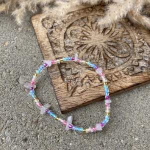 Handgjort armband med rosenkvarts och pärlor i regnbågens färger🌈 Längden går att anpassa🫶