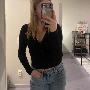 Svart kofta - Svart kofta från h&m med knappar på framsidan i storlek XS. Använd ett fåtal gånger