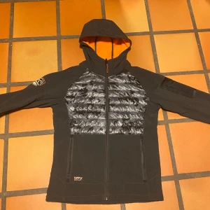 Cardigan - Säljer denna Cardigan från superdry som är perfekt inför våren, använd vid 2 tillfällen och är i perfekt skick. Priset är ej hugget i sten vid snabb affär😊