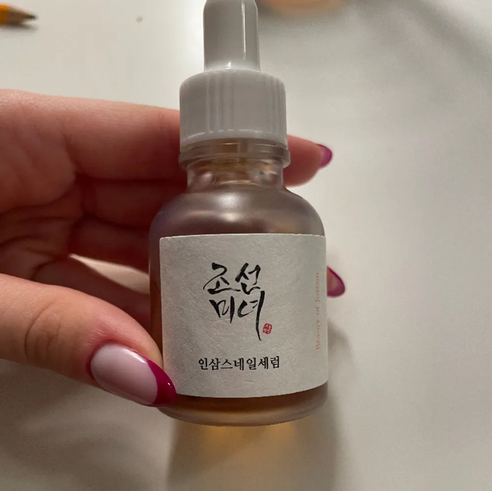 Revive serum från beauty of Joseon, använt endast 1-2 veckor då jag köpt annat, nästan helt fylld 💗. Övrigt.