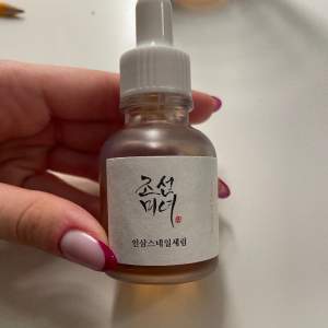 Revive serum från beauty of Joseon, använt endast 1-2 veckor då jag köpt annat, nästan helt fylld 💗