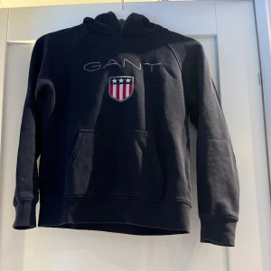 Gant tröja  - Tröjan är i jättefint skick då den bara är andvänd ett fåtal gånger🥰den är bra i storlek och både tjejer och killar kan andvända! Hör av er vid intresse!