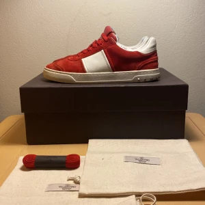 Valentino flycrews - Tja, säljer nu dessa jätte fina sparsamt använda flycrewsen. De är mocka och har fåtal defekter: kond: 9/10. En nit saknas (kom priv för bilder) Box, dustbags och extra snören ingår. De är i sthlk 40,5 men passar sthlk 42 lätt. Hör av er vid frågor! 