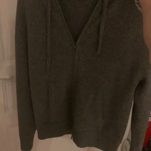Cashmere zip up - Säljer nu min cashmere zip up hoodie som är nästan aldrig använd. Liknar väldigt mycke soft hoats zip up.Nypris är ca 2000. Pris kan såklart diskuteras