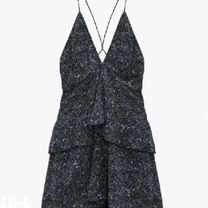 Zara klänning - Säljer denna jätte jätte fina Zara klänning då den inte kommer till användning längre! Den har inga defekter alls! 