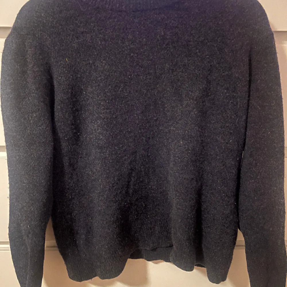 Säljer en jättefin stickad mörkblå tröja, den är i storlek M men har krympt i tvätten så den är mer som en S. Tröjor & Koftor.