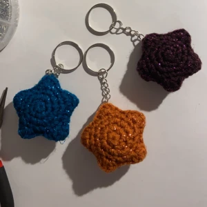 Glittrig stjärna nyckelring  - Söt nyckelring i stjärnform med glitter :) 40kr/st elr 2 för 70kr. De tre färgerna på bilden är de som går att välja mellan!