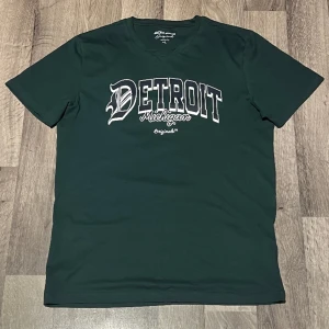 T-shirt med print - Säljer en fin t-shirt från Jack & Jones. Använd 2 gånger och i princip i ny skick. Storleken är M men passar också som L. Meddela gärna om ni är intresserade eller har frågor.