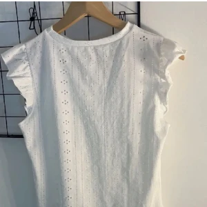 Topp - En fin vit topp i storlek xs. Köpt här på plick men kom aldrig till användning 