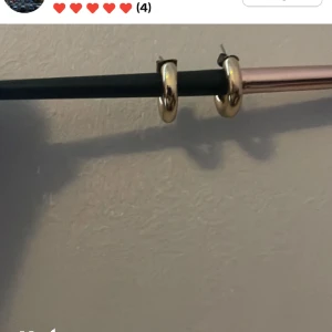 Örhängen - Säljer de här örhängena i guld. Ej äkta guld. Säljer för  65kr