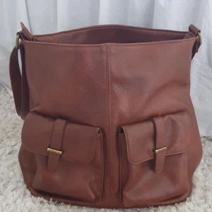 Läderväska  - Väska från Zalando med märket Anna Field. Som ny förutom i botten på två små ställen som bild tre visar.  Nypris 349 kr 