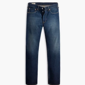 Nya Levi’s 501 - Alldeles nya Levi’s 501. En vän ångrade sig med köpet och glömde ta kvitto. Storleken är 34 i midjan och 32 i längd. Säljer för sjukt pris eftersom storleken är ovanlig. Inga defekter. Kontakta gärna om ni har frågor!