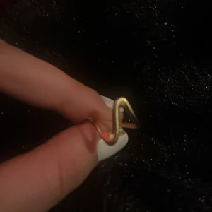 Ring - Säljer nu min fina ring från olympia rings, den är Sjusterbar och är väldigt fin. Den tappar inte färg och funkar till allt🥰