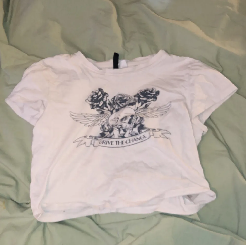 En fin tröja från hm har använts några gånger men fotfarande i bra Skick💖. T-shirts.
