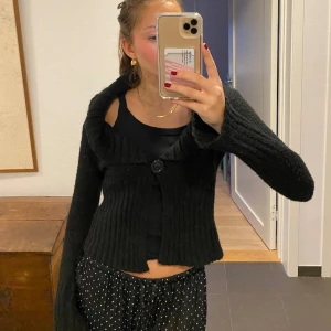 Svart kofta  - Superfin svart kofta med ”krage”🥰 Står varken märke eller storlek men skulle säga xs/s. 