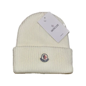 Moncler mössa  - Fick mössan i present gillar inte färgen kvitto finns  