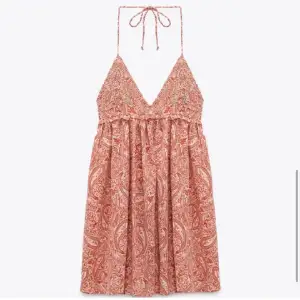 Säljer denna rosa/oranga klänning från zara. Aldrig använd. Kom privat för fler bilder eller frågor 💞