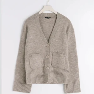 Stickad kofta - Säljer denna kofta från ginatricot då den inte kommer till användning, väldigt bra skick och använd fåtal gånger. Strlk XS men skulle säga att den sitter mer som en S 💞