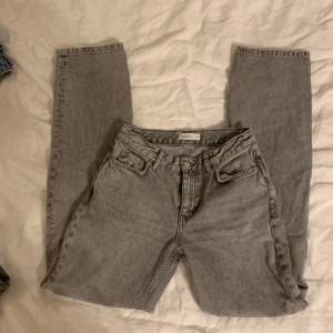 Jättefina Lågmidjade raka jeans från Gina tricot, väldigt fina på men ej min stil. Bara använt dem några få gånger! 🥰 Nypris: 499 kr  Använd gärna köp nu ❤️
