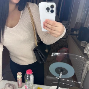 Beige tröja  - Jätte skön beige tröja! Från newyorker! Men tror inte den finns kvar.. men jag säljer min då jag rensar hela min garderob. Köpte denna tröjan i min shopping area så den är knappt använd..