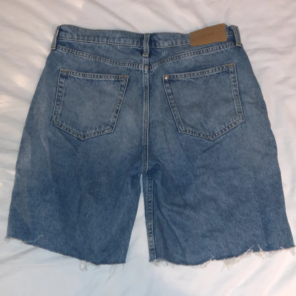 Coola jeans shorts från HM!! 🌟 Är bara använda 1-2 gånger så de är i bra skick 💕. Shorts.