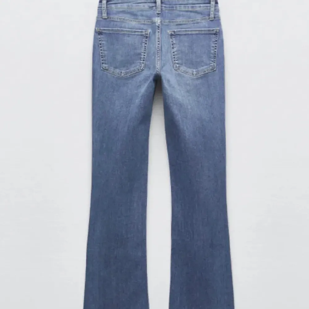 Säljer mina snygga lågmidjade jeans från zara då dom inte kommer till användning❤️storlek 36. Jeans & Byxor.