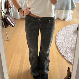 Lågmidjade jeans - Lågmidjade bootcut jeans. Köpta vintage använda en gång. Skulle säga att dd sitter som en xs men det står 160/27