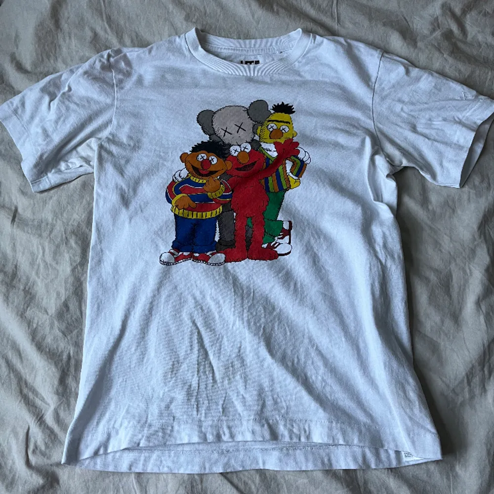 Vit Kaws X Sesame Street Tröja från UNIQLO  Är XS men passar lika bra på en S. T-shirts.