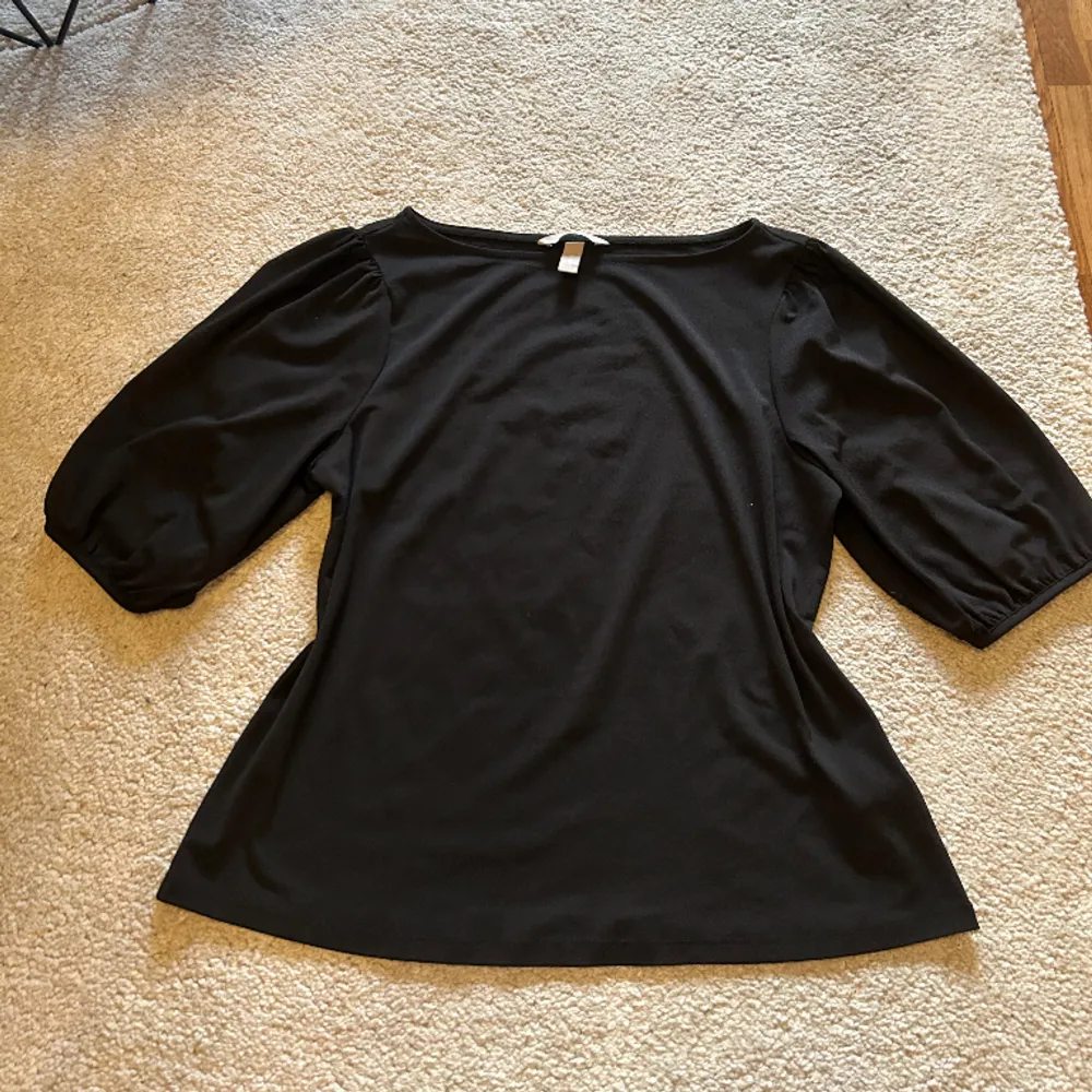 Jättefin tröja från h&m i storlek s, knappt använd och i bra skick 🫶🏻 Använd gärna ”köp nu” 🤍🤍🤍. Blusar.