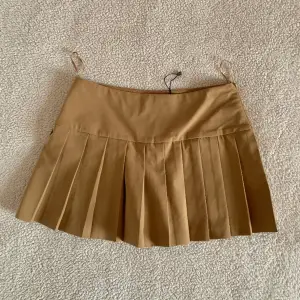 Otroligt snygg kjol från ZARA med inbyggda shorts. Aldrig använd, ny utan anmärkningar.