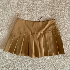 ZARA plisserad brun shortskjol - Otroligt snygg kjol från ZARA med inbyggda shorts. Aldrig använd, ny utan anmärkningar.