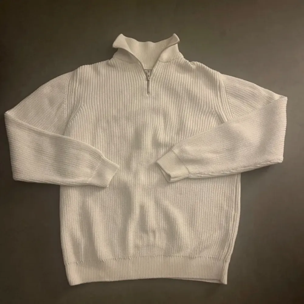 En half zip tröja från zara har använts 3 gånger kanske för stor för mig så kommer ej till användning vilket är synd for den är väldigt snygg. Köpt för 300:-. Tröjor & Koftor.