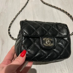 Svart väska  - Väldigt fint skick förutom ett litet skrapmärke, se bild . 