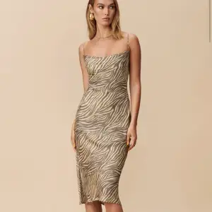 Säljer denna helt nya klänningen från adoore ❤️ såå snygg! Köpt för 1400kr