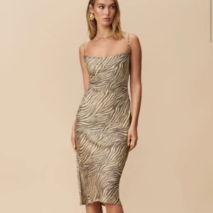 Klänning adoore - Säljer denna helt nya klänningen från adoore ❤️ såå snygg! Köpt för 1400kr