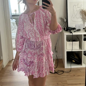 Zara klänning - Säljer min fina zara klänning i fint skick! 🩷