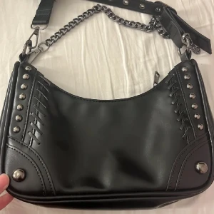 Väska - Säljer denna väska då den inte riktigt kommer till användning🩷