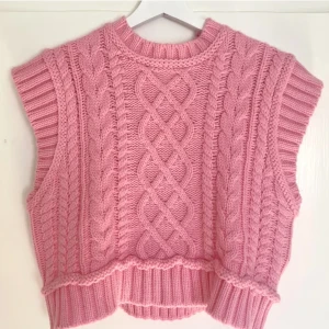 Rosa väst - Rosa väst perfekt till den svenska sommaren, köpt på plick för 1 år sen, det finns inga lappar i den så vet ej märket. Den är i nyskick och sparsamt använd🫶🏼 Skriv privat för fler bilder eller frågor 💞