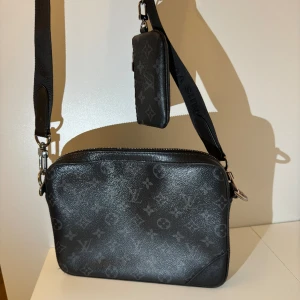 Louis Vuitton crossbody bag - Säljer nu min Louis Vuitton crossbody bag. Mittendelen saknas då jag tyckt att den har varit snyggare utan och glömt vart jag lagt den. Nypris ca 20000kr mitt pris 7999kr finns kvitto