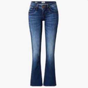 Funderar nu på att sälja mina älskade Ltb jeans i modellen ”valerie”🌟 verkligen så fina och jättesköna!! Säljer då de tyvärr är för stora för mig💞inga defekter, toppskick!!