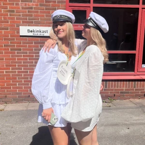 Studentklänning  - Intressekoll på min otroligt fina studentklänning jag hade förra året. Var så nöjd med den men kommer tyvärr inte komma till någon mer användning. Det är den till vänster på bilderna! 