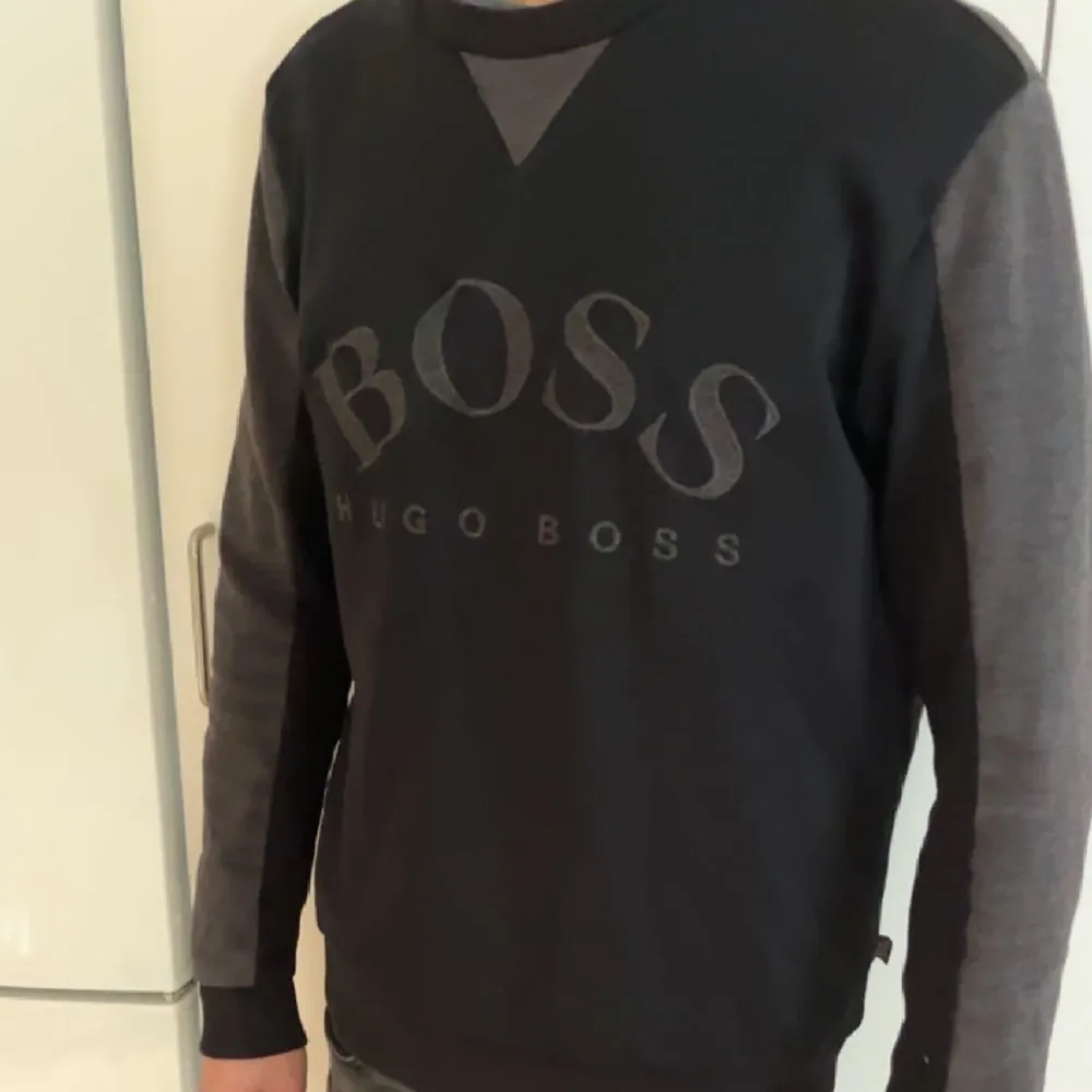 Hugo boss tröja i fint skick & äkta vara.  Färger: Svart & Mörkgrå.  Strl: M/L. Hoodies.