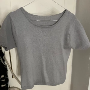 Stickad t-shirt - Säljer den är fina stickade t-shirten då den inte kommer till användning. Står ingen storlek eller märke men skulle säga att det är en xs ❤️