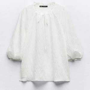 Zara blus  - Hej! Säljer nu denna slutsålda helt nya oanvända blus från zara då den var för stor. Supersöt och perfekt att ha till alla tillfällen köpt för 359kr säljer för 200kr. kontakta mig för mer info eller andra funderingar💕