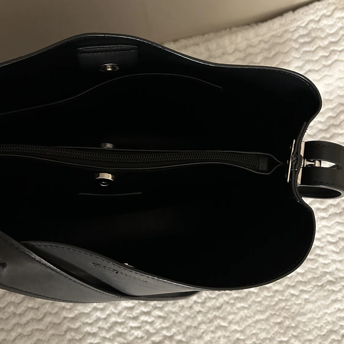 Svart axelremsväska  - 91