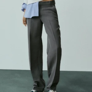 Kostymbyxor från Zara - Gråa kostymbyxor ifrån zara, helt oanvända med lappen på. Säljer eftersom att jag fick de i present och glömde lämna tillbaka🤩