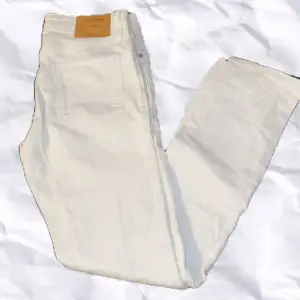 Ett par vita Jack&Jones slim fit jeans 👖 storlek ungefär 170/XS, mycket bra skick inga defekter🤙🏼