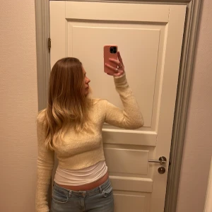 Supersöt Gina Tricot-topp💕💕 - TRYCK INTE KÖP NU! Helt ny, oanvänd topp från Gina Tricot i lurvigt material! Tyvärr något för liten på mig. Lappen kvar💕 Storlek S 